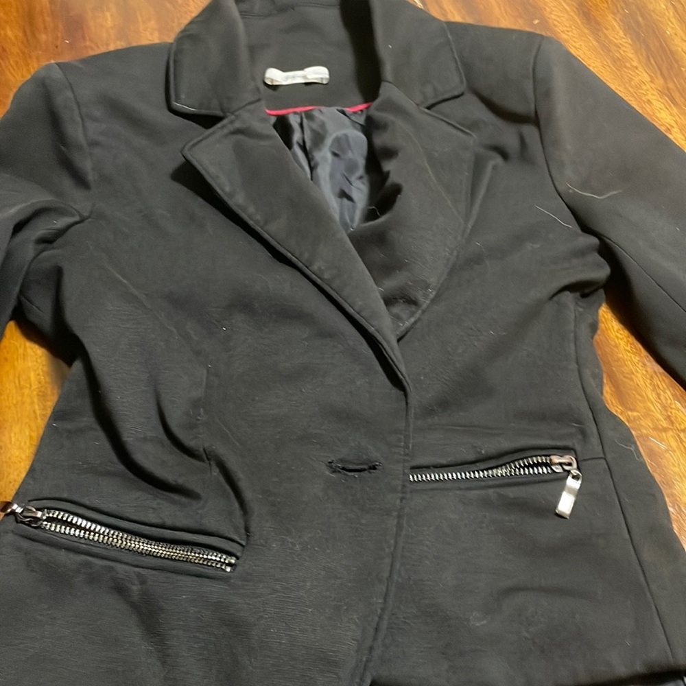 It comes with low rise denizen levis jeans they are size 0